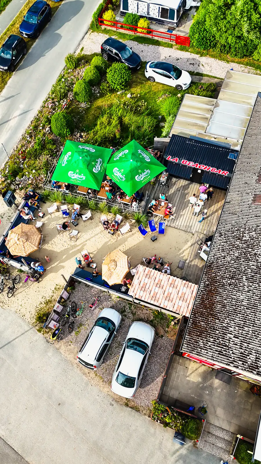 LA Beach Bar von oben — Strand, Deck und Sonnenschirme