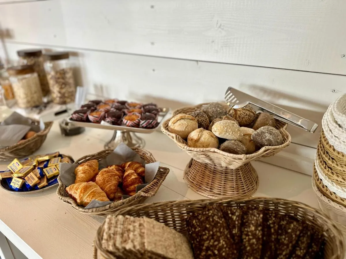 Frühstücksbuffet — Croissants, frische Brötchen, Müsli